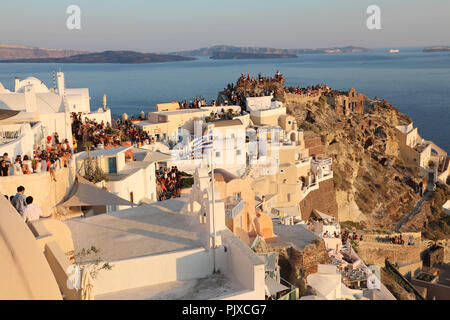 Athen, Griechenland - 19. JULI 2018: die malerischen Dorf Oia überfüllt von Touristen für den Sonnenuntergang zeigen, Insel Santorini, Griechenland Stockfoto