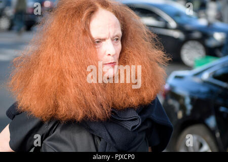 Ehemaliges Model und der Creative Director bei großen der amerikanischen Zeitschrift Vogue Grace Coddington kommt an Tag 6 für Paris Fashion Week Frühjahr/Sommer 2017 Kollektion zeigt am 02 Oktober, 2016 in Paris, Frankreich. © Hugh Peterswald/Alamy leben Nachrichten Stockfoto