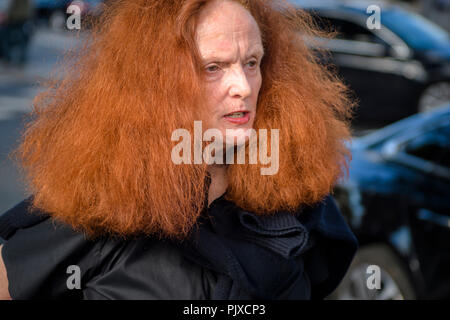 Ehemaliges Model und der Creative Director bei großen der amerikanischen Zeitschrift Vogue Grace Coddington kommt an Tag 6 für Paris Fashion Week Frühjahr/Sommer 2017 Kollektion zeigt am 02 Oktober, 2016 in Paris, Frankreich. Stockfoto