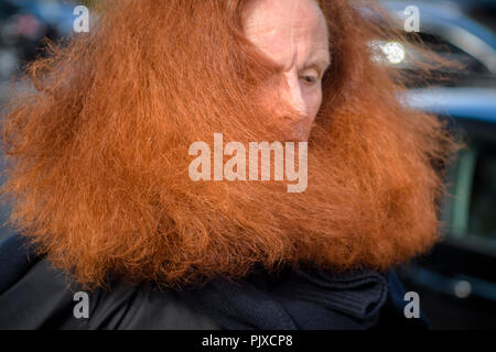 Ehemaliges Model und der Creative Director bei großen der amerikanischen Zeitschrift Vogue Grace Coddington kommt an Tag 6 für Paris Fashion Week Frühjahr/Sommer 2017 Kollektion zeigt am 02 Oktober, 2016 in Paris, Frankreich. Stockfoto