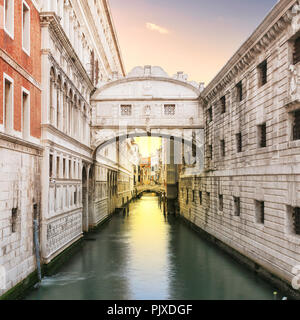 Sonnenaufgang an der Seufzerbrücke, Venedig, Italien. Stockfoto