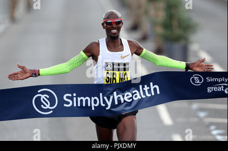 Sir Mo Farah gewinnt die Men's Elite Rennen während der Einfach 2018 Gesundheit Great North Run. Stockfoto