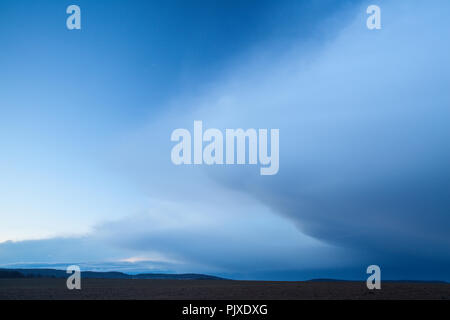 Dramatische Szenerie auf das leere Feld vor schwerem Sturm. Stockfoto