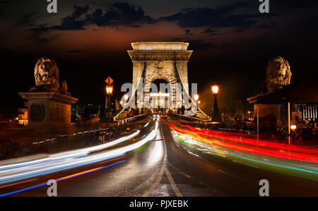 Straße und Statuen von Löwen auf die Kettenbrücke in Budapest Stockfoto