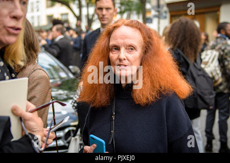 Ehemaliges Model und der Creative Director bei großen der amerikanischen Zeitschrift Vogue Grace Coddington depasrts am Tag Sechs für Paris Fashion Week Frühjahr/Sommer 2017 Kollektion zeigt am 02 Oktober, 2016 in Paris, Frankreich. Stockfoto