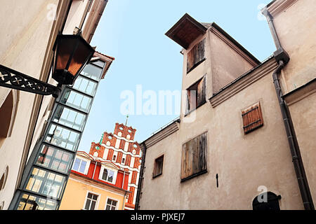 Blick auf Saint John's Kirche (rotes Gebäude) andold Industriebau (links), Riga, Lettland Stockfoto