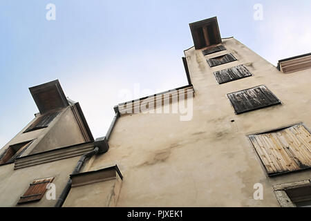 Fassade der alten Industriegebäude auf der Straße von Riga, Lettland Stockfoto