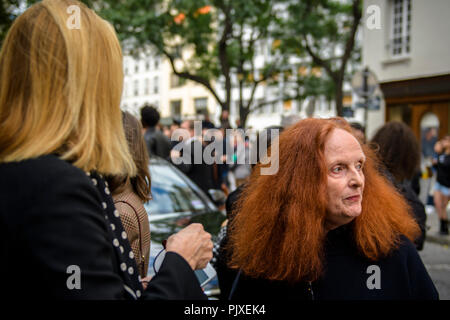 Ehemaliges Model und der Creative Director bei großen der amerikanischen Zeitschrift Vogue Grace Coddington depasrts am Tag Sechs für Paris Fashion Week Frühjahr/Sommer 2017 Kollektion zeigt am 02 Oktober, 2016 in Paris, Frankreich. Stockfoto