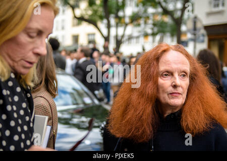 Ehemaliges Model und der Creative Director bei großen der amerikanischen Zeitschrift Vogue Grace Coddington depasrts am Tag Sechs für Paris Fashion Week Frühjahr/Sommer 2017 Kollektion zeigt am 02 Oktober, 2016 in Paris, Frankreich. Stockfoto