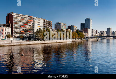 Hochhäuser auf dem Quai Edouard van Beneden und Quai de Gaulle Banken an der Maas in Lüttich (Belgien, 30/09/2011) Stockfoto