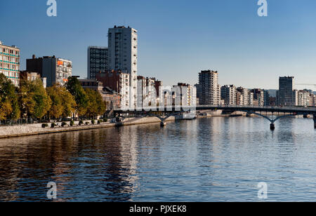 Hochhäuser auf dem Quai Edouard van Beneden und Quai de Gaulle Banken an der Maas in Lüttich (Belgien, 30/09/2011) Stockfoto