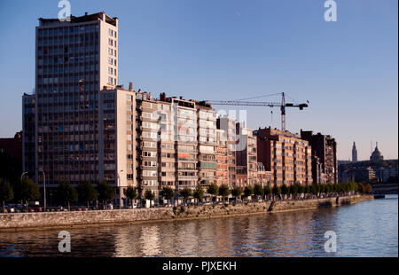 Hochhaus Gebäude entlang des Quai de Churchill und Quai Marcellis Banken an der Maas in Lüttich (Belgien, 30/09/2011) Stockfoto