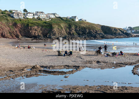 Der Strand und die Klippe Wohnungen an Bigbury on Sea blicken auf den Strand bei Challaborough, South Devon, England Großbritannien Stockfoto