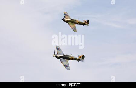 Hawker Hurricane Mk.I P 3717 (G-HITT) und Meer Hawker Hurricane Mk Ib (G-BKTH) im formationsflug an Shuttleworth Military Pageant am 1. Juli 2018 Stockfoto