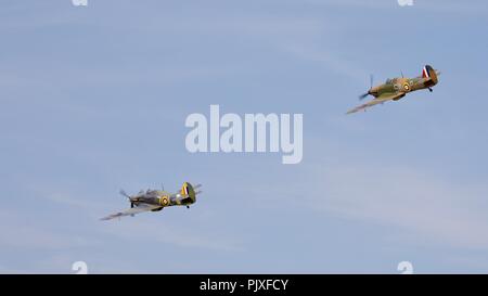 Hawker Hurricane Mk.I P 3717 (G-HITT) und Meer Hawker Hurricane Mk Ib (G-BKTH) im formationsflug an Shuttleworth Military Pageant am 1. Juli 2018 Stockfoto