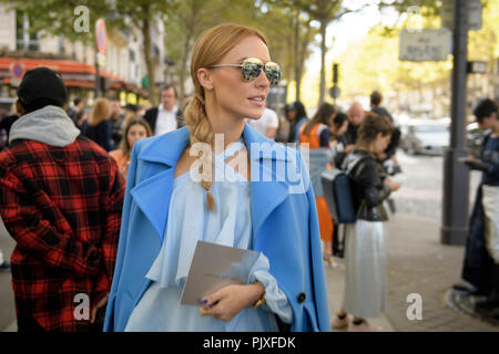 Ehemaliges Model und der Creative Director bei großen der amerikanischen Zeitschrift Vogue Grace Coddington kommt an Tag 6 für Paris Fashion Week Frühjahr/Sommer 2017 Kollektion zeigt am 02 Oktober, 2016 in Paris, Frankreich. © Hugh Peterswald/Alamy leben Nachrichten Stockfoto