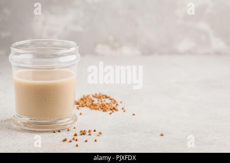 Hausgemachte Buchweizen Milch in ein Glas. Gesund vegan milchfrei Alternative. Stockfoto