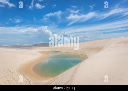 Lençóis Maranhenses Nationalpark, Täler zwischen den Dünen füllen mit Süßwasser-Lagunen an einem sonnigen Tag Stockfoto