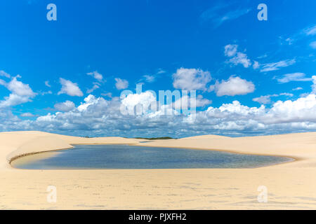 Süßwasser-Lagunen in der Mitte von einem weissen Sand der Wüste, Wolken im Himmel Stockfoto