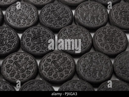 LONDON, Großbritannien - 05 September, 2018: Oreo Cookies Makro. Wafer Schokolade mit Sahne füllen. Stockfoto