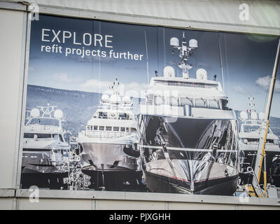 Signage für die 26 Monaco Yacht Show mit etwa 125 der am meisten wünschenswert Superyachten aus der ganzen Welt auf der Anzeige zwischen 28. September und 1. Oktober. Die Monaco Yacht Show im Hafen Hercules gehalten, und ist Europas größter in-Wasser Anzeige von superyachten. Stockfoto