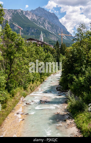 Cortina d'Ampezzo, Italien, 28. Juli 2018. Eine lokale Gebirgsbach fließt durch die Stadt von Cortina D'Ampezzo in den italienischen Dolomiten. Das cit Stockfoto