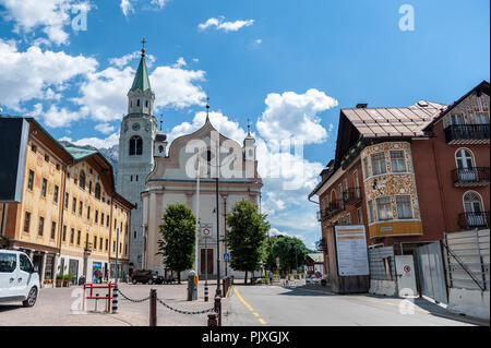 Cortina d'Ampezzo, Italien, 28. Juli 2018. Die Hauptkirche der Stadt Cortina D'Ampezzo in den italienischen Dolomiten. Diese Stadt ist ein beliebter Touris Stockfoto