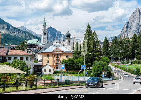 Cortina d'Ampezzo, Italien, 28. Juli 2018. Der Eingang in die Stadt von Cortina D'Ampezzo in den italienischen Dolomiten. Diese Stadt ist ein beliebtes touristisches d Stockfoto