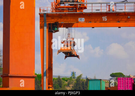 Shore-Kran Verladung von Containern im Frachtschiff Stockfoto