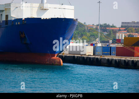 Shore-Kran Verladung von Containern im Frachtschiff Stockfoto