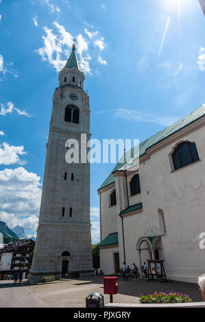 Cortina d'Ampezzo, Italien, 28. Juli 2018. Die Hauptkirche der Stadt Cortina D'Ampezzo in den italienischen Dolomiten. Diese Stadt ist ein beliebter Touris Stockfoto