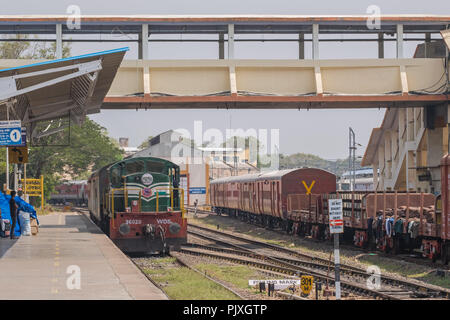 Madurai, Indien - 10. März 2018: am Hauptbahnhof, das HQ der größte Unternehmensbereich in der südlichen Zone der indischen Eisenbahnen Szene Stockfoto