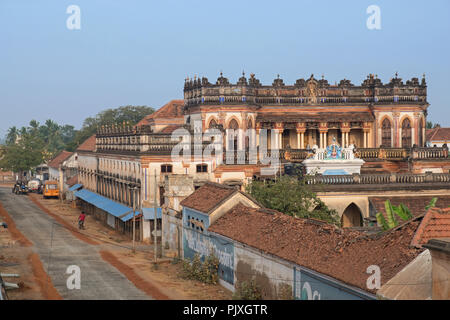 Kanadukathan, Indien - 12. März 2018: Street Scene in der Region Chettinad, einen Bereich für Grand Häuser bekannt. Viele von ihnen sind jetzt unbelegt Stockfoto