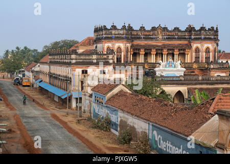 Kanadukathan, Indien - 12. März 2018: Street Scene in der Region Chettinad, einen Bereich für Grand Häuser bekannt. Viele von ihnen sind jetzt unbelegt Stockfoto