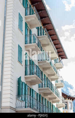 Cortina d'Ampezzo, Italien, 28. Juli 2018. Gebäude Detail der Stadt Cortina D'Ampezzo in den italienischen Dolomiten. Diese Stadt ist ein beliebter Touris Stockfoto