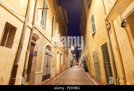 Die alte Straße im historischen Viertel Panier von Marseille im Süden Frankreichs in der Nacht Stockfoto