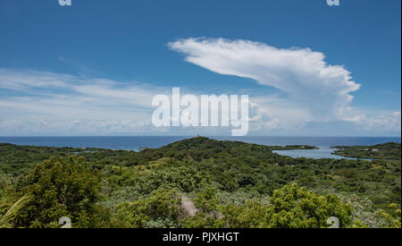 Cumulonimbus Amboss Wolke aus Karibischen Insel Stockfoto