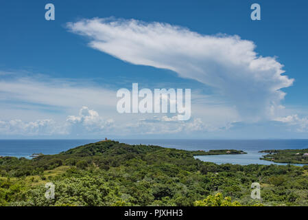 Cumulonimbus Amboss Wolke aus Karibischen Insel Stockfoto