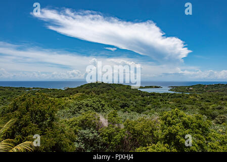 Cumulonimbus Amboss Wolke aus Karibischen Insel Stockfoto