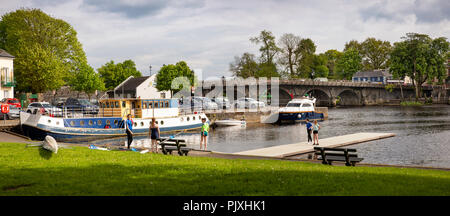 Irland, Co Leitrim, Carrick-on-Shannon, Boote auf dem Fluss von ruderverein, Panoramablick Stockfoto