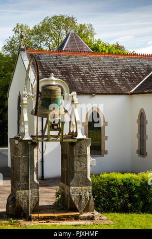 Irland, Co Leitrim, Roscarban, Glocke von St. Brigid bei der katholischen Kirche Stockfoto