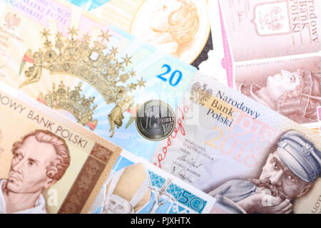 Euro Münze auf dem Hintergrund der Polnische Banknoten Stockfoto