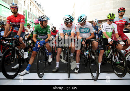 Das Team Sky Geraint Thomas (Mitte) und Chris Froome (Mitte rechts) sprechen am Start vor der Bühne acht der Ovo Energy Tour von Großbritannien 2018 rund um London. Stockfoto