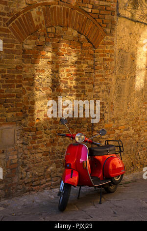 Red Vespa Roller in der Toskana, Italien Stockfoto