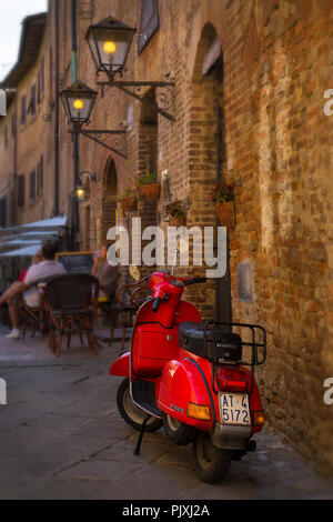 Red Vespa Roller in der Toskana, Italien Stockfoto