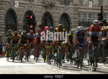 Das Peloton in Stufe acht der Ovo Energy Tour von Großbritannien 2018 rund um London. Stockfoto