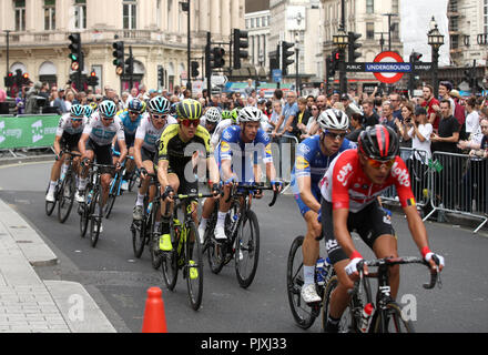 Das Peloton in Aktion während Phase 8 der Ovo Energy Tour von Großbritannien 2018 rund um London. Stockfoto