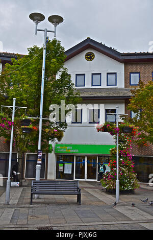 Straße Möbel, Blumen & Bäume Unordnung diese Ansicht des Job Center Plus Gebäude in Bridgend Stadtzentrum. Tauben sind die Besucher! Stockfoto