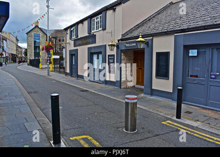 Steigende Poller schützen und beschränken Zentrum Zugang über Queen Street in Bridgend, Wales. Die drei Horshoes Pub ist auch sichtbar hinter sich. Stockfoto