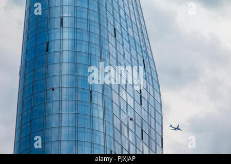 Detail der Boomerang Gebäude, eines Blackfriars mit einem Flugzeug fliegen vorbei auf dem Weg zum Flughafen Heathrow Stockfoto